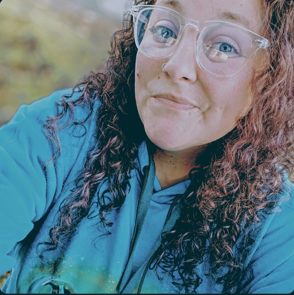 34 y/o Mom of 3. I work fulltime so this is my side gig for extra $ on the side♥